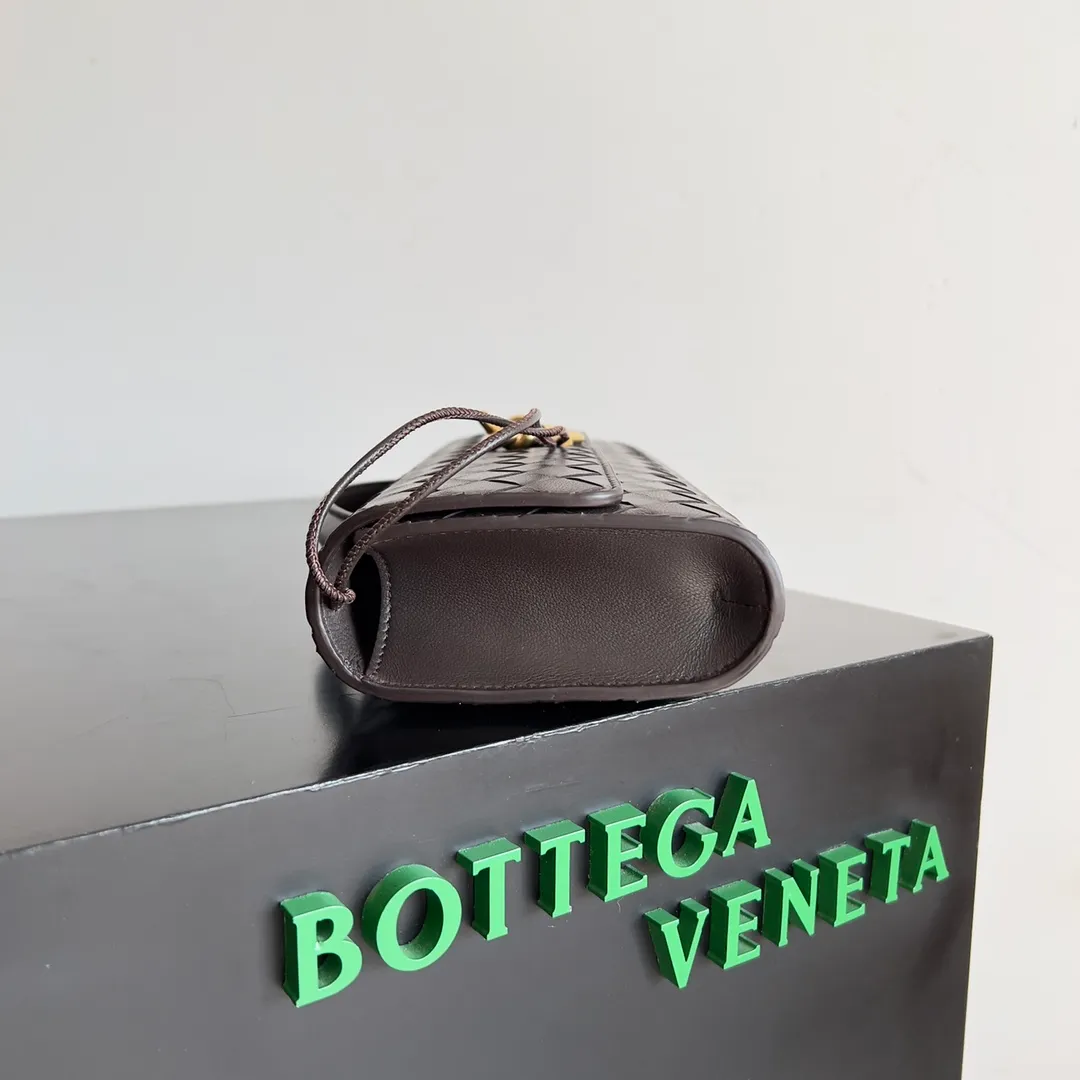 The batch of 1360 BV Andiamo evening handbags has been heavily planted again~ The designer aesthetics in the era of economic downturn are back. I fall in love with it at first sight and can't put it down. It's so beautiful and full of aura. The shape and texture are very competitive. It's light in weight and has sufficient capacity. It's a must-have for fashionistas. It's suitable for many occasions, minimalist, high-end and light luxury. Model No.: 741511 Size: 31*13*3cm